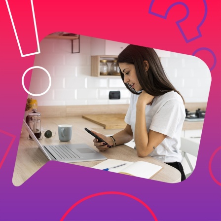 Junge Frau mit Handy und Laptop
