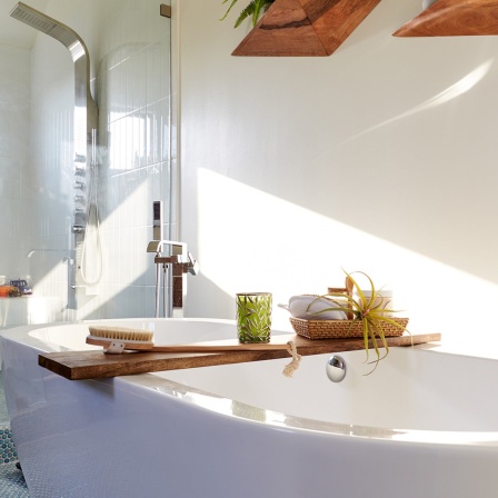 Eine freistehende Badewanne in einem modernen Badezimmer