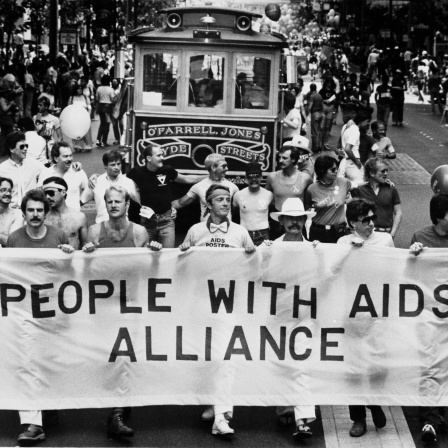 Demonstranten tragen während der 13. jährlichen Gay Freedom Day Parade am 27. Juni 1983 in San Francisco ein Banner mit der Aufschrift &#034;People With Aids Alliance&#034;