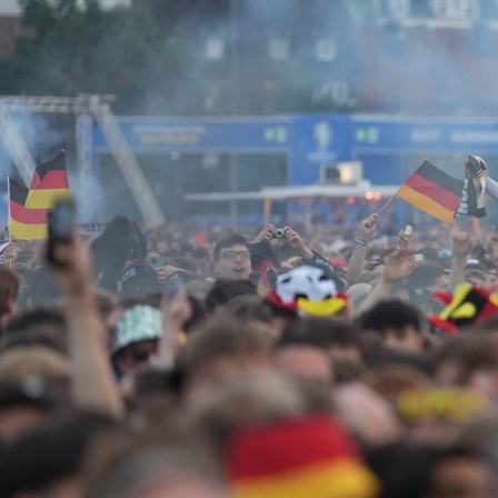Deutschland-Fans jubeln nach dem Treffer zum 1:0 während der Live-Übertragung des Eröffnungsspiels Deutschland gegen Schottland vor der Leinwand des EM-Fanfestes auf dem Heiligengeistfeld. Die EM findet vom 14. Juni bis 14. Juli statt.