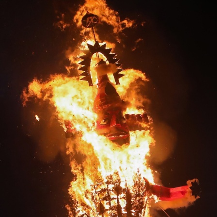 Eine Puppe des zehnköpfigen Dämonenkönigs Ravana wird am 5. Oktober 2022 in Mumbai während des Dussehra Festivals verbrannt