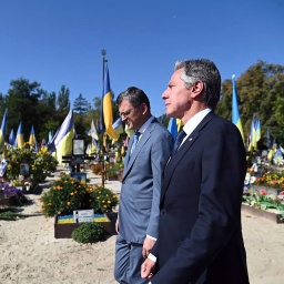 Dmytro Kuleba (l), Außenminister der Ukraine, und Antony Blinken, Außenminister der USA, gehen durch die Allee der Helden auf dem Berkovetske-Friedhof.