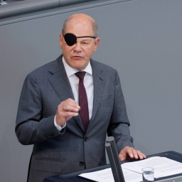 Bundeskanzler Olaf Scholz (SPD) spricht im Bundestag.