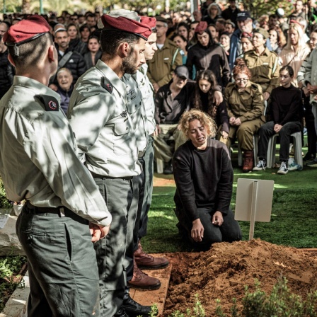 Israelis trauern während der Beerdigung des israelischen Soldaten Major Ilay Levy, der getötet wurde, als zwei Gebäude einstürzten, nachdem Mitglieder der Hamas Panzerabwehrraketen auf die Truppen abgefeuert hatten.