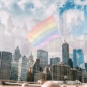 Die Regenbogenflagge wird vor der Skyline New Yorks gespiegelt.