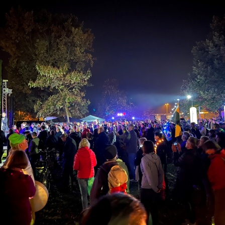 Demonstrierende am Abend des Reformationstags in Lutherstadt Wittenberg