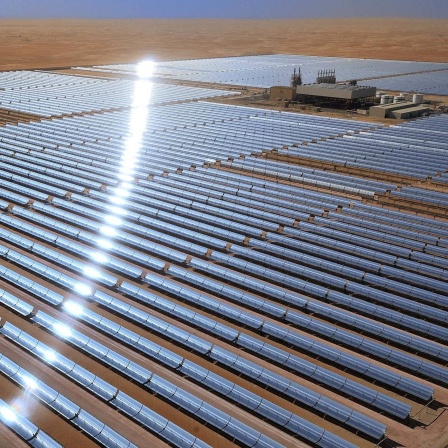 Solaranlage Shams 1 in der Wüste von Abu Dhabi / Vereinigte Arabische Emirate