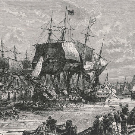 Ein alter Stich zeigt die historische Boston Tea Party aus dem Jahr 1773, bei der Bostoner mehr als 300 Kisten Tee von englischen Handelsschiffen ins Wasser warfen. 