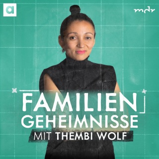 Cover für den Podcast "Familiengeheimnisse" Host Thembi Wolf blickt mit verschränkten Armen lächelnd in die Kamera, schwarzes ärmelloses Kleid, schwarze Haare zu einem Dutt, pinker Lippenstift