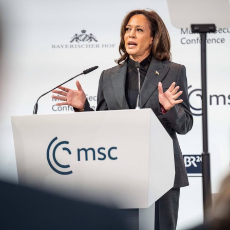 Die amerikanische Vizepräsidentin Kamala Harris bei einer Rede auf der Münchner Sicherheitskonferenz. Im Vordergrund das Rednerpult mit dem Logo der Konferenz. 