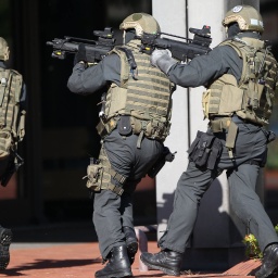 Polizisten der Antiterroreinheit der GSG 9 stürmen am Freitag (14.09.2012) in Bonn während einer Vorführung das ehemalige Kanzleramt