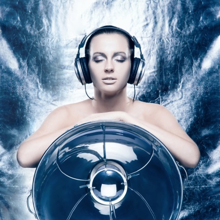 Frau mit Kopfhörern, umgeben von Eis