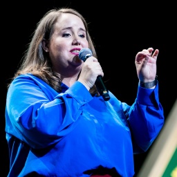 Ricarda Lang spricht bei der Wahlparty der Grünen nachdem die ersten Hochrechnungen bekannt gegeben wurden.