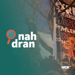 Menschen protestieren in der Türkei. Links das Logo von "nah dran".