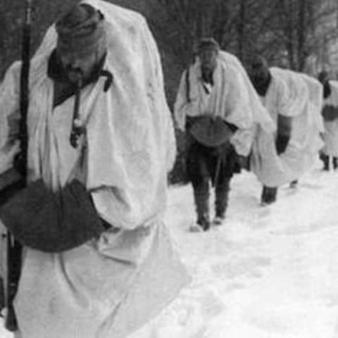 Soldaten in Schneemänteln laufen in einer Reihe, schneebedeckte Landschaft an der Seite.