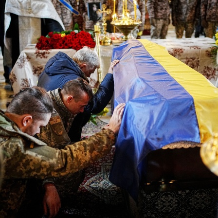Die Kameraden des gefallenen Soldaten Jurij Storoschew nehmen bei einer Trauerfeier in der Wladimirkathedrale am Sarg Abschied.
