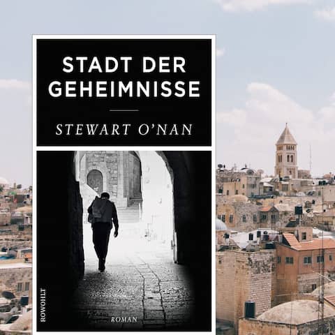 Cover von Stewart O'Nans Roman "Stadt der Geheimnisse". Auf dem Cover ist ein SW-Foto zu sehen, dass einen Mann zeigt der durch eine dunkle Gasse mit alten Steinhäusern geht. Im Hintergrund des Buchcovers sind Häuser von Jerusalem zu sehen.