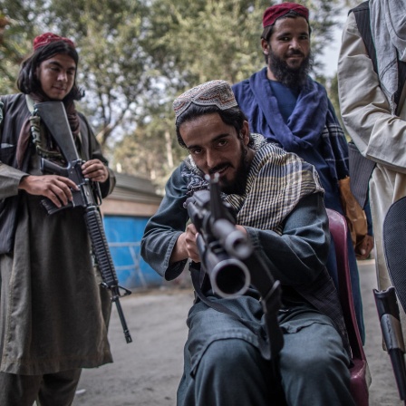 Ein junger Taliban-Kämpfer zielt zum Spaß mit seinem Gewehr in Richtung Fotograf. Wie gut kann man mit den Taliban verhandeln?