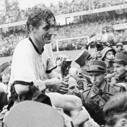 Kapitän Fritz Walter lässt sich nach dem Sieg bei der Fußball-WM in Bern mit Coupe Jules Rimet auf Schultern tragen, dahinter Horst Eckel