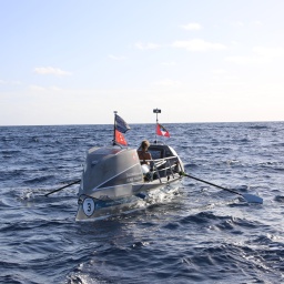 Gabi Schenkel rudert in ihrem Boot über den Atlantik