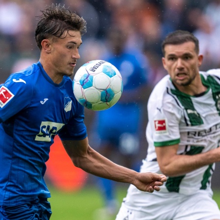 Hoffenheims Tom Bischof (l.) und Gladbachs Kevin Stöger kämpfen um den Ball.