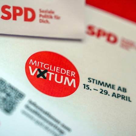 Ein Musterbrief in der SPD-Zentrale zeigt die Unterlagen, die SPD Mitgliedern zum Mitgliedervotum zum Koalitionsvertrag zugeschickt bekommen.