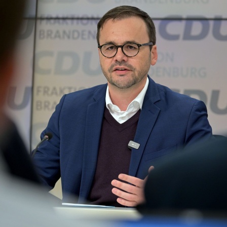 Jan Redmann (CDU), Abgeordneter des Landtages Brandenburg, spricht während der Pressekonferenz der CDU Fraktion im Brandenburger Landtag (Bild: picture alliance/ dpa/ Michael Bahlo)