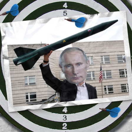 Eine Bildmontage zeigt eine Dartscheibe. Darauf ist eine Postkarte zu sehen. Sie zeigt einen Menschen, der eine Pappmaske des russischen Präsidenten Putin trägt und eine Rakete in der Hand hält.
