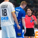 Handball-Schiedsrichterin Tanja Kuttler im gespräch mit Ymir Örn Gislason (Island)
