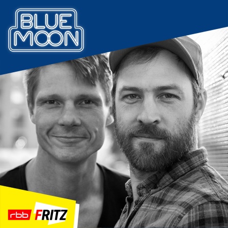 Moderatoren Duo Hendrik Schröder und Christoph Schrag steht an einer Hauswand. Im Vordergrund ist das "Blue Moon"- und rbb Frtiz-Logo zu sehen. (Quelle: Hendrik Schröder)