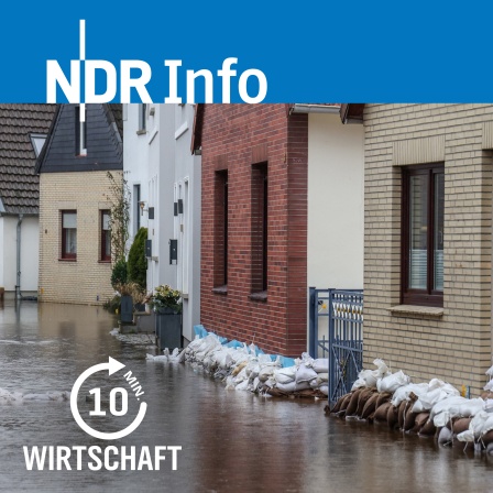 Eine überschwemmte Straße in der niedersächsischen Altstadt von Verden. Einzelne Häuser sind durch Sandsäcke geschützt