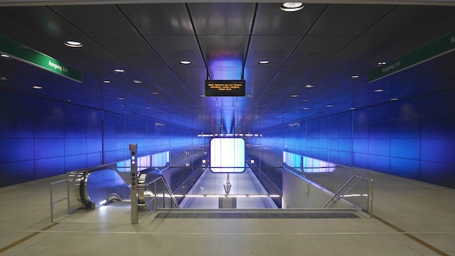 Leerer U-Bahnhof in Hamburg mit blauer Beleuchtung.