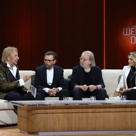 Thomas Gottschalk (l), Sängerin Helene Fischer (2.v.r) und Michelle Hunziker (r) sich während der Jubiläumsshow "Wetten, dass..?" mit Björn Ulvaeus (2.v.l) und Benny Andersson von Abba.