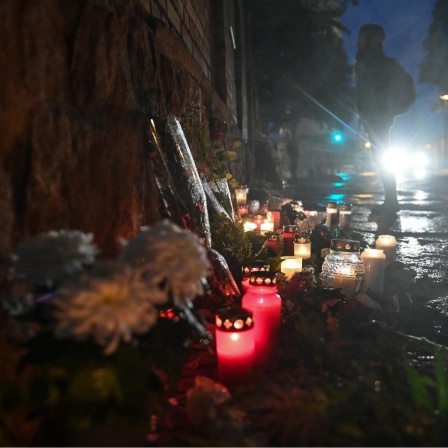 Kerzen brennen zum Gedenken an den Terroranschlag vor Halle/Saale vor der Synagoge.