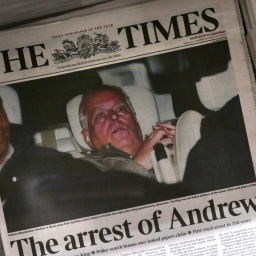 Titelseite der Zeitung "The Times" mit einem Foto von Andrew Mountbatten-Windsor, als er nach seiner Verhaftung die Polizei-Station verlässt.