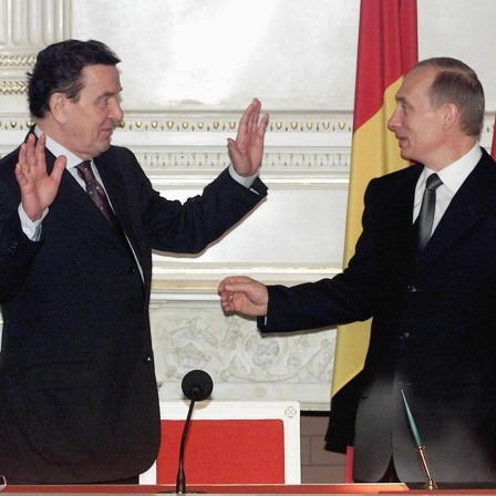 Gerhard Schröder und Wladimir Putin bei einem Treffen im Jahr 2001. 