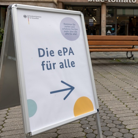 Ein Schild des Bundesministeriums fuer Gesundheit wirbt fuer die elektronische Patientenakte (ePA) mit der Aufschrift &#034;Die ePA fuer alle&#034;.