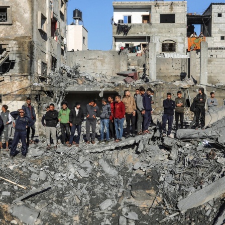 Palästinenser inspizieren die Schäden am Wohnhaus einer Familie nach israelischem Beschuss in Rafah (Süd-Gaza).