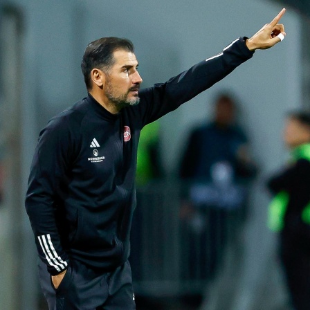 Nürnbergs Trainer Cristian Fiel gibt seinem Team Anweisungen