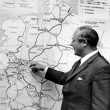 Bundesverkehrsminister Georg Leber erläutert am 2.9.1969 in Düsseldorf seinen Plan, von 1971 bis 1985 insgesamt 8.000 km neue Autobahnen und autobahnähnliche Bundesfernstraßen zu bauen