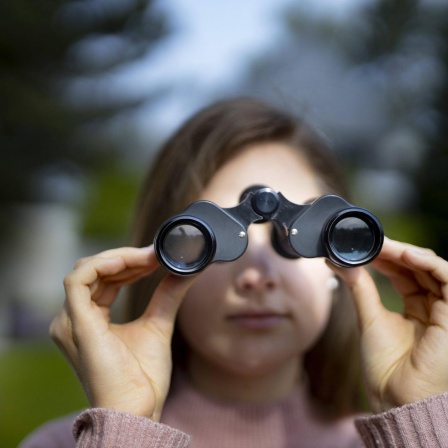 Frau mit Fernglas