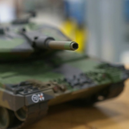 Ein Panzermodell steht bei Vincorion.