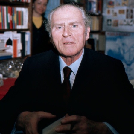 Porträt des Schriftstellers Carl Zuckmayer aus den 1960ern in seiner Wohnung in den USA