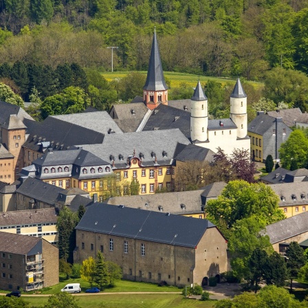 Luftaufnahme der Klosteranlage mit Basilika