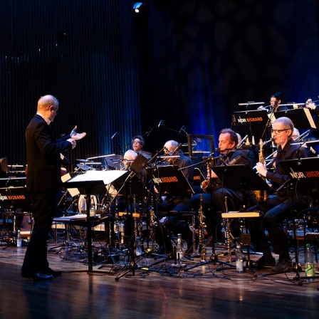 Die NDR Bigband im Konzert mit Tenorsaxofonistin Trish Clowes in Hannover.