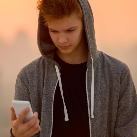 Junger Mensch mit Smatphone