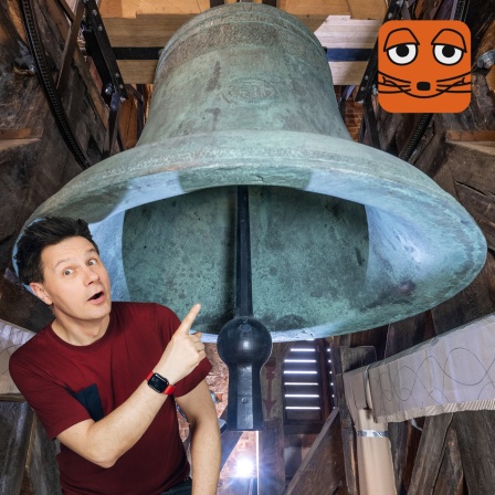 André mit Glocke