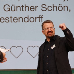 Lehrer Günther Schön freut sich über seinen Preis