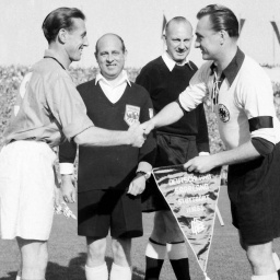  Vor dem Spiel die beiden Kapitäne Josef - Jupp - Posipal (r) und der Saarländer Jakob Balzert und Referee Karel van der Meer