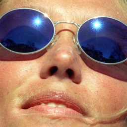 Frau mit verspiegelten Sonnenbrille (Bild: picture-alliance/dpa/Peter Kneffel)